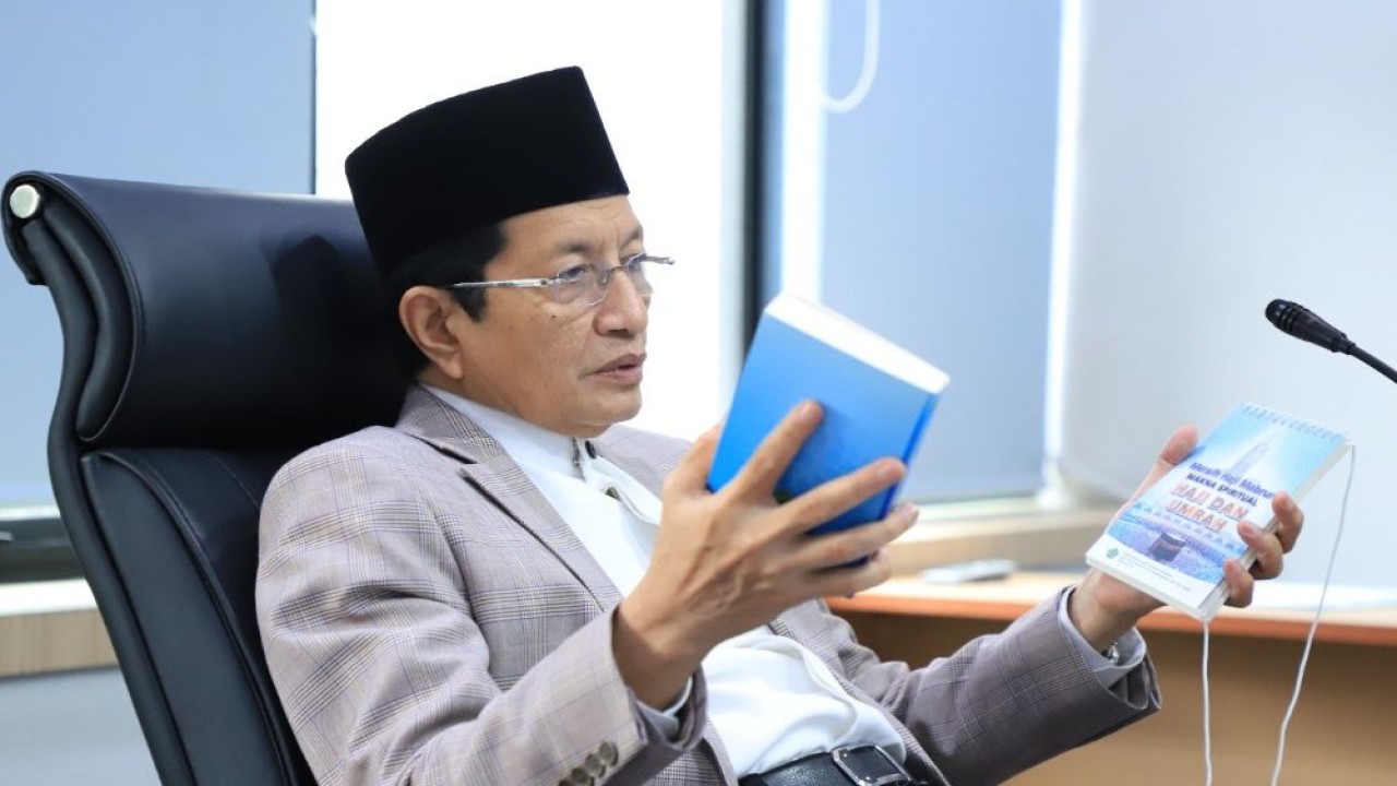 Menag Nasaruddin Umar memeriksa hasil revisi Buku Manasik Haji Kemenag, Senin (3/3/2025). (Foto: Istiewa/Kemenag)