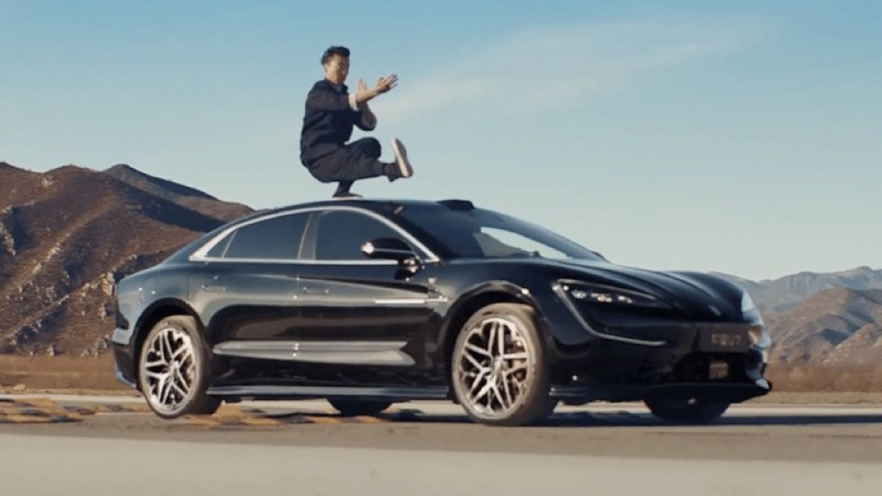 BYD Yangwang U7 dengan master Kung Fu di atapnya. (Foto: BYD via CarNewsChina)