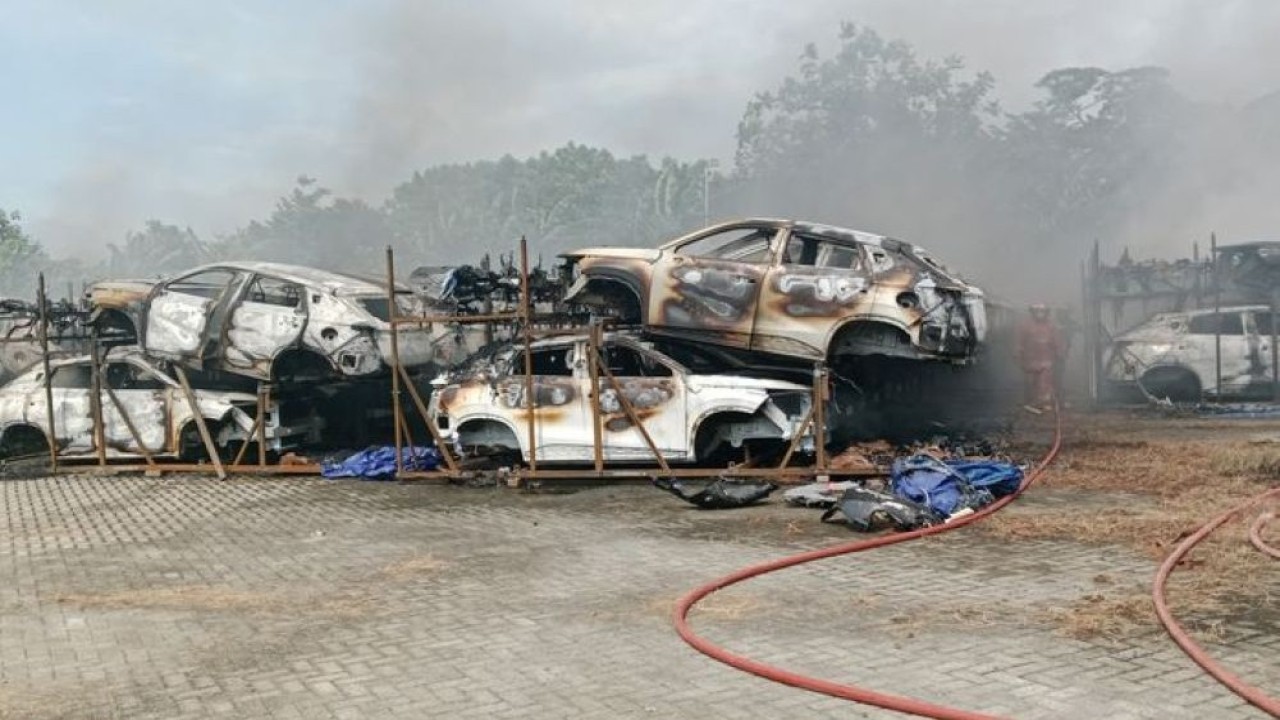 Ratusan body kit mobil listrik Chery Omoda dalam bentuk Knocked-Down Kit (KD Kit atau CKD Kit) terbakar, Minggu (23/3/2025). (Foto: Istimewa)