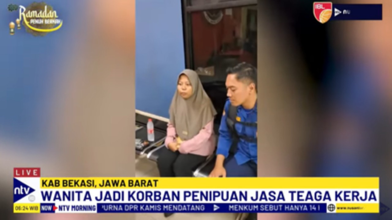 Suci wanita asal Kebumen, Jawa Tengah yang menjadi korban penipuan jasa tenaga kerja mengadu ke petugas pemadam kebakaran Bekasi