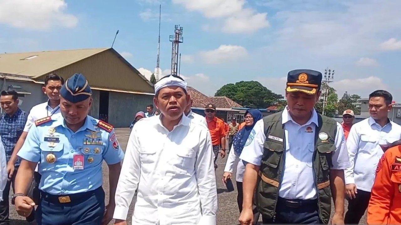 Gubernur Jawa Barat Dedi Mulyadi meninjau persiapan rekayasa cuaca dari udara di Lanud Husein Sastranegara Bandung, Selasa (11/3/2025). (Foto: ANTARA/Ricky Prayoga)