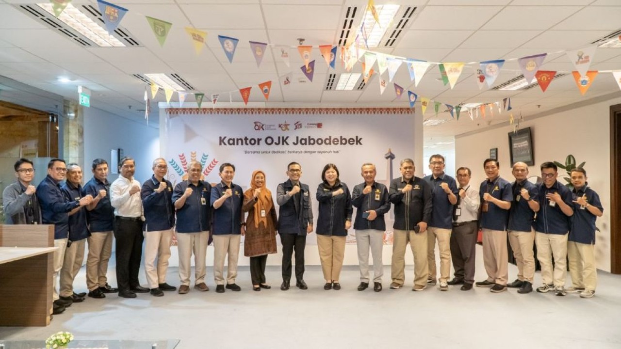 Kepala Kanwil DJP Jakarta Pusat, Eddi Wahyudi, selaku Kepala Perwakilan Kemenkeu Satu se-Jakarta Raya, bersama perwakilan Kementerian Keuangan lainnya melakukan kunjungan kerja ke Kantor Otoritas Jasa Keuangan (OJK) Jabodebek yang berlokasi di Gedung Wisma Mulia 2, Jakarta Selatan/Foto: Istimewa