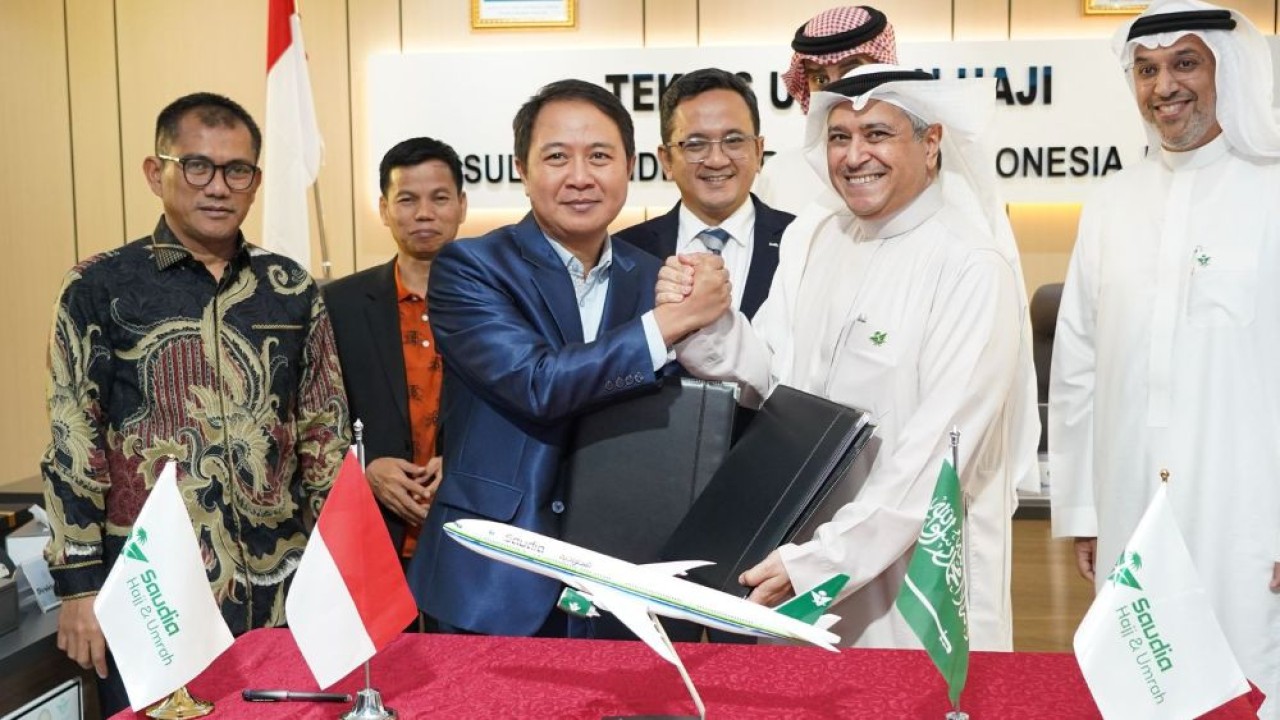 Dirjen PHU Hilman Latief dan General Manager Saudi Arabian Airlines Mr. Amer G Alghamdy di Kantor Urusan Haji Jeddah, Minggu (16/3/2025). (Foto: Istimewa/Kemenag)