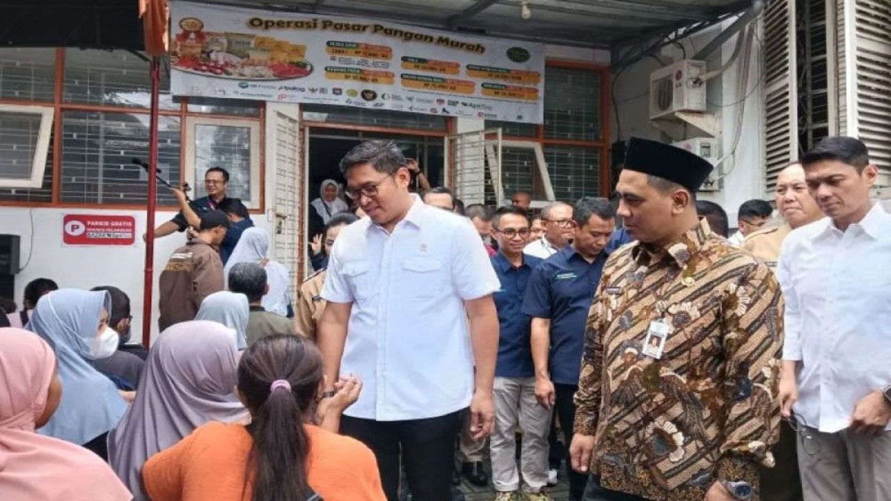 Wakil Menteri Pertanian (Wamentan) Sudaryono saat meninjau Operasi Pasar Bahan Pangan Pokok, di Kantor Pos Johar, Semarang, Senin (10/3/2025). (Foto: ANTARA/Zuhdiar Laeis)