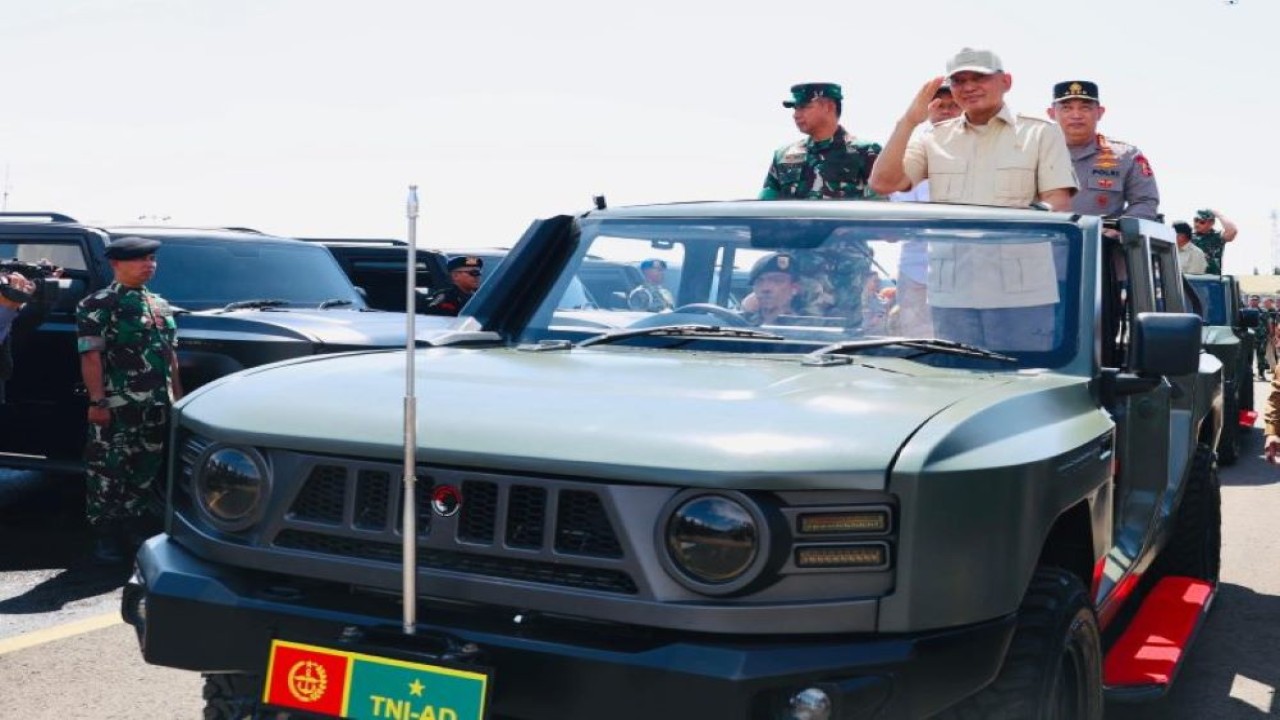 Menhan Sjafrie Sjamsoeddin secara simbolis menyerahkan 700 unit Maung untuk kendaraan operasional kepada TNI-Polri/Foto: Kemhan RI