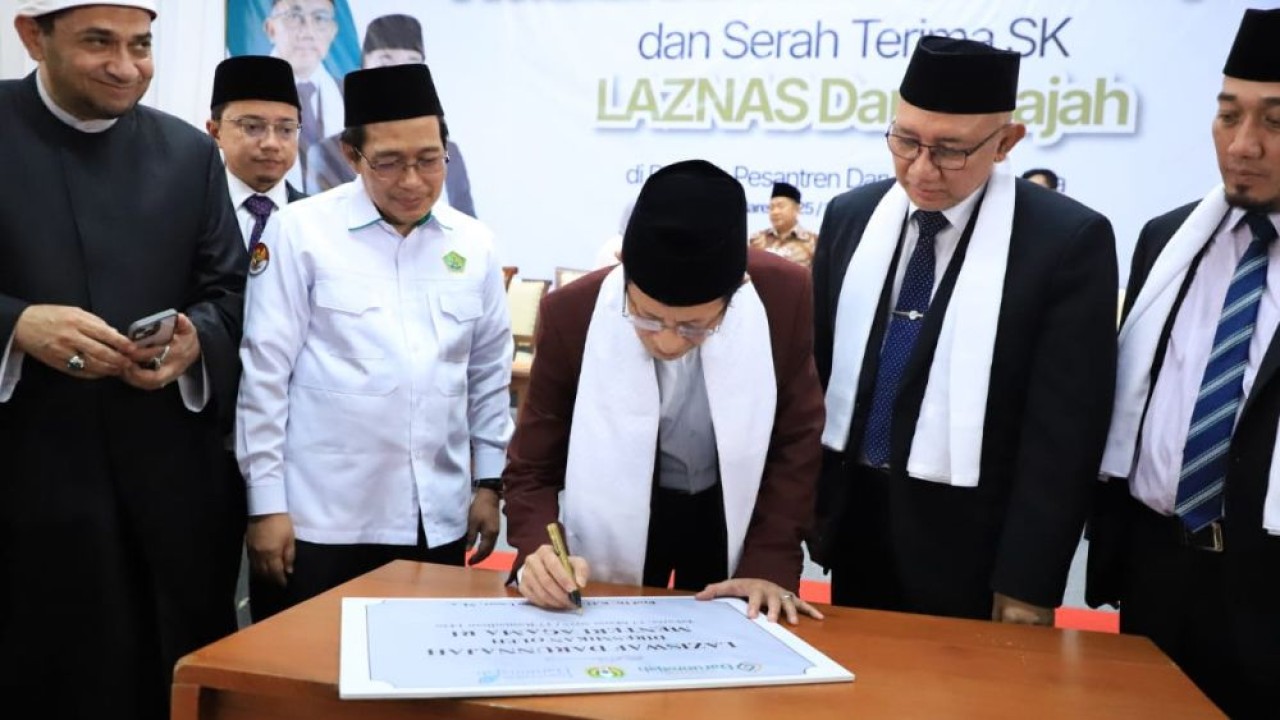 Menag Nasaruddin Umar menandatangani piagam peresmian LAZNAS Darunnajah, Senin (17/3/2025). (Foto: Istimewa)