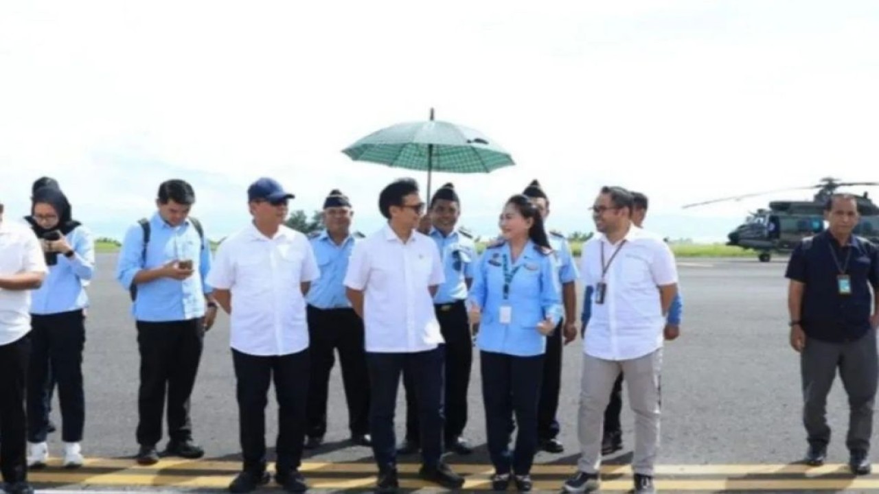 Menteri Kesehatan (Menkes) Budi Gunadi Sadikin saat bersiap-siap melakukan perjalanan ke Kabupaten Halmahera Timur, Minggu (9/3/2025). (Foto: ANTARA/Abdul Fatah)