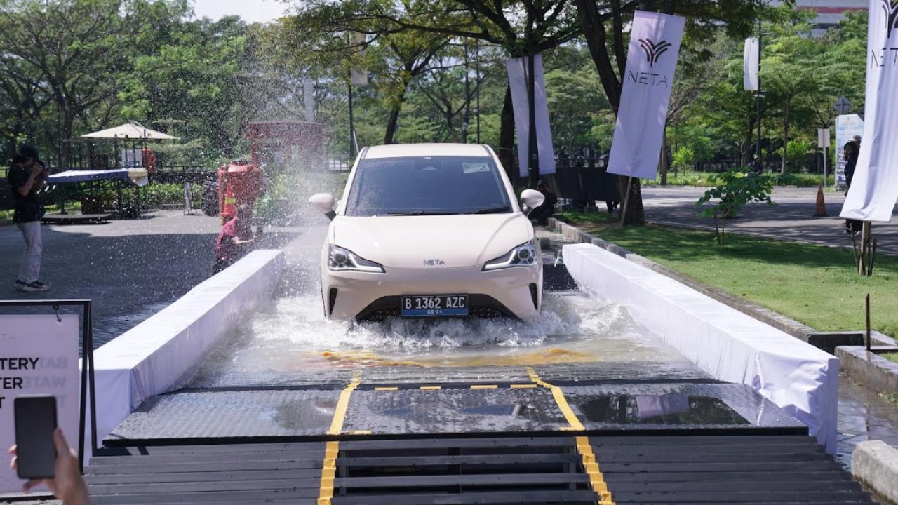 Beberapa hal perlu diperhatikan jika mobil listrik Anda melintasi genangan atau terendam banjir. (Foto: Istimewa/NETA)