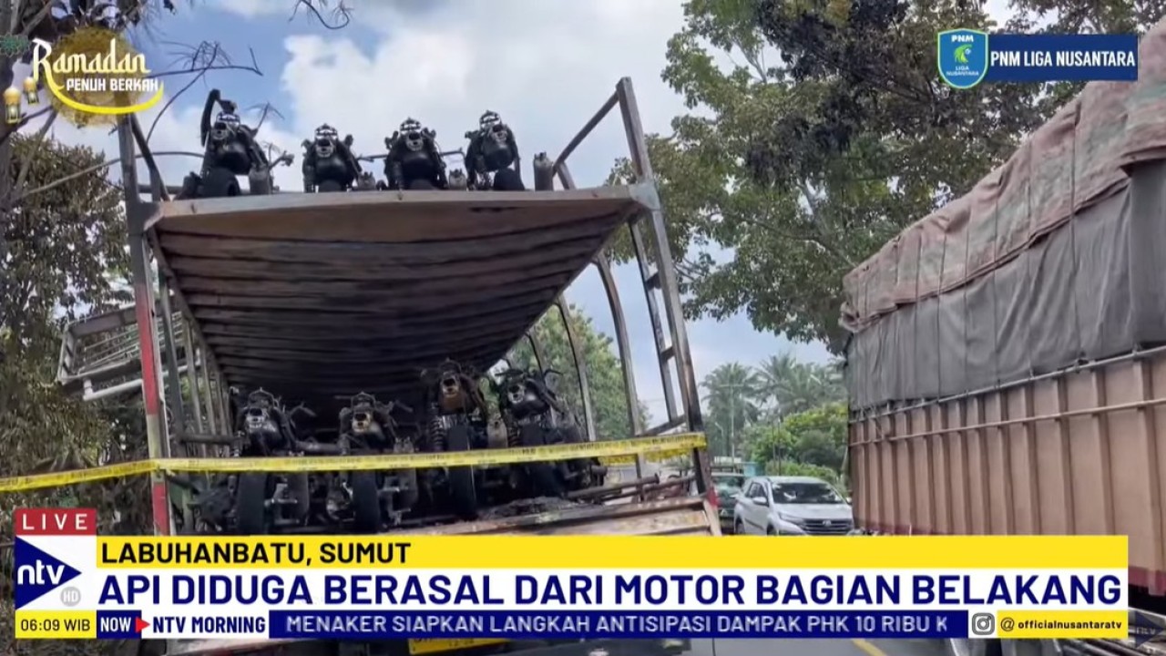 Truk pengangkut puluhan sepeda motor terbakar saat melintas di Jalan Lintas Sumatera, di Kota Cikampak, Torgamba, Labuhanbatu Selatan, Sumatera Utara.