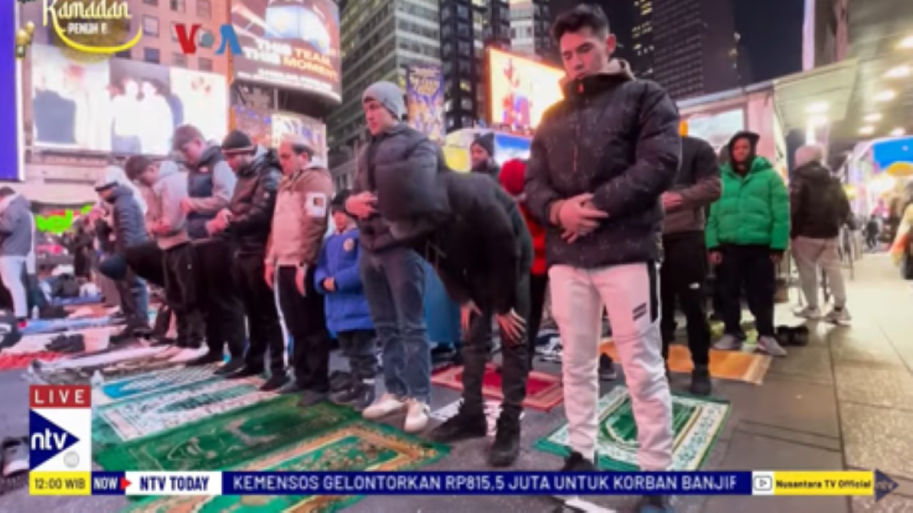 Umat muslim dari berbagai negara melaksanakan salat Tarawih di Times Square New York