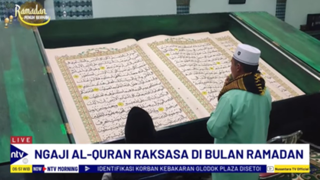 Jemaah Masjid Agung Baiturrahman membaca Al-quran raksasa setiap malam selama Ramadhan