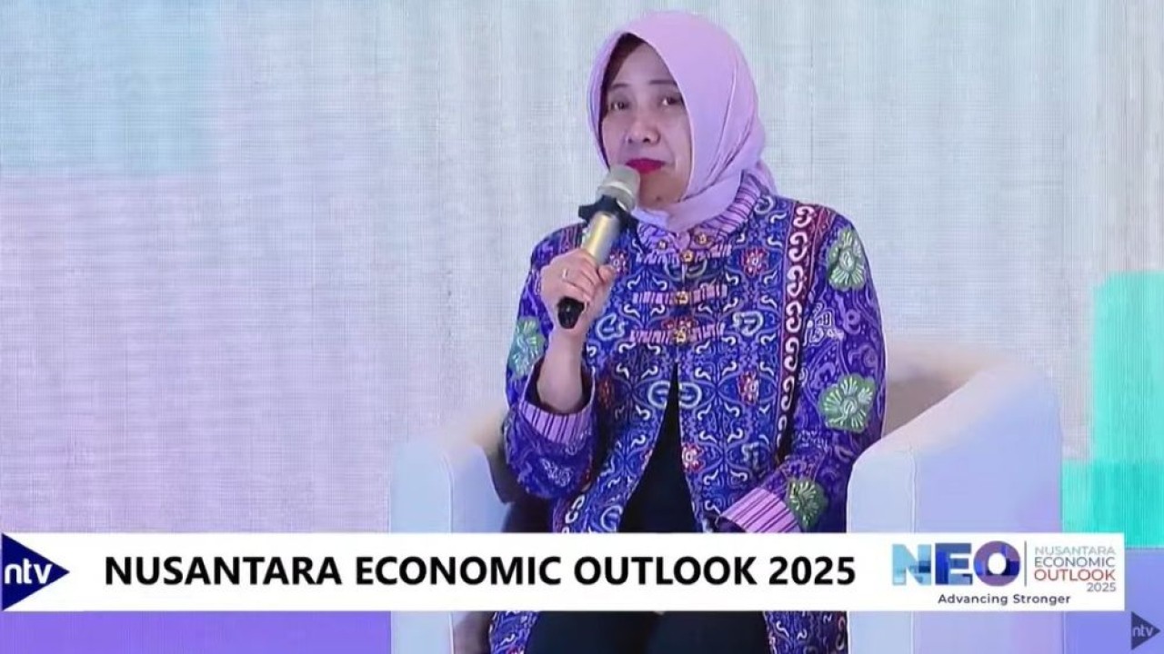 Ekonom Universitas Indonesia (UI) Ninasapti Triaswati saat menjadi narasumber dalam diskusi sesi pertama Nusantara Economic Outlook 2025 bertajuk "Menata Strategi Finansial dan Sumber Sumber Pertumbuhan Ekonomi Baru" di Ballroom NT Tower Jakarta, Jumat, 14 Maret 2025.