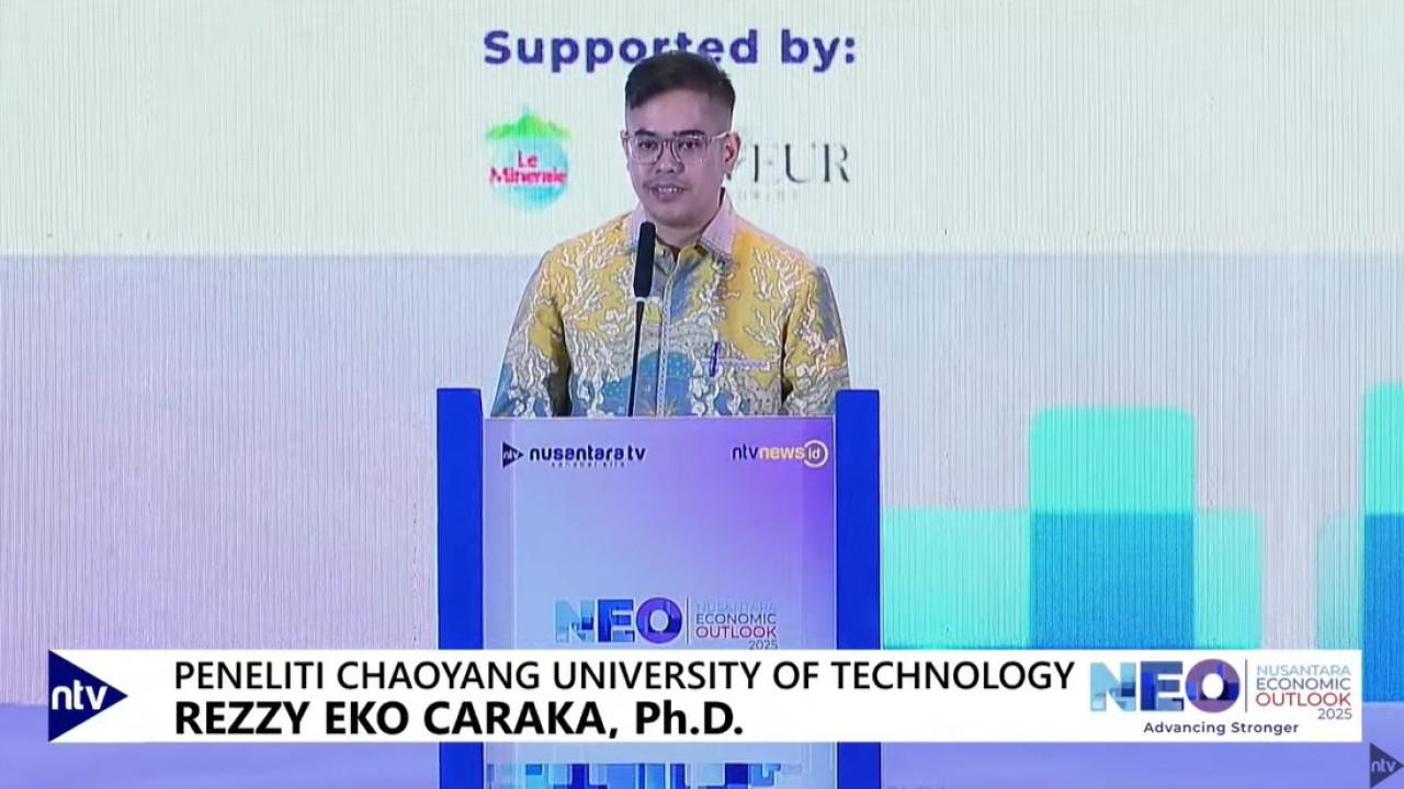 Peneliti Pusat Riset Sains Data dan Informasi (PRSDI) Badan Riset dan Inovasi Nasional (BRIN), Rezzy Eko Caraka saat closing remark Nusantara Economic Outlook (NE) 2025, di Ballroom Nusantara, NT Tower Jakarta, Jumat, 14 Maret 2025.