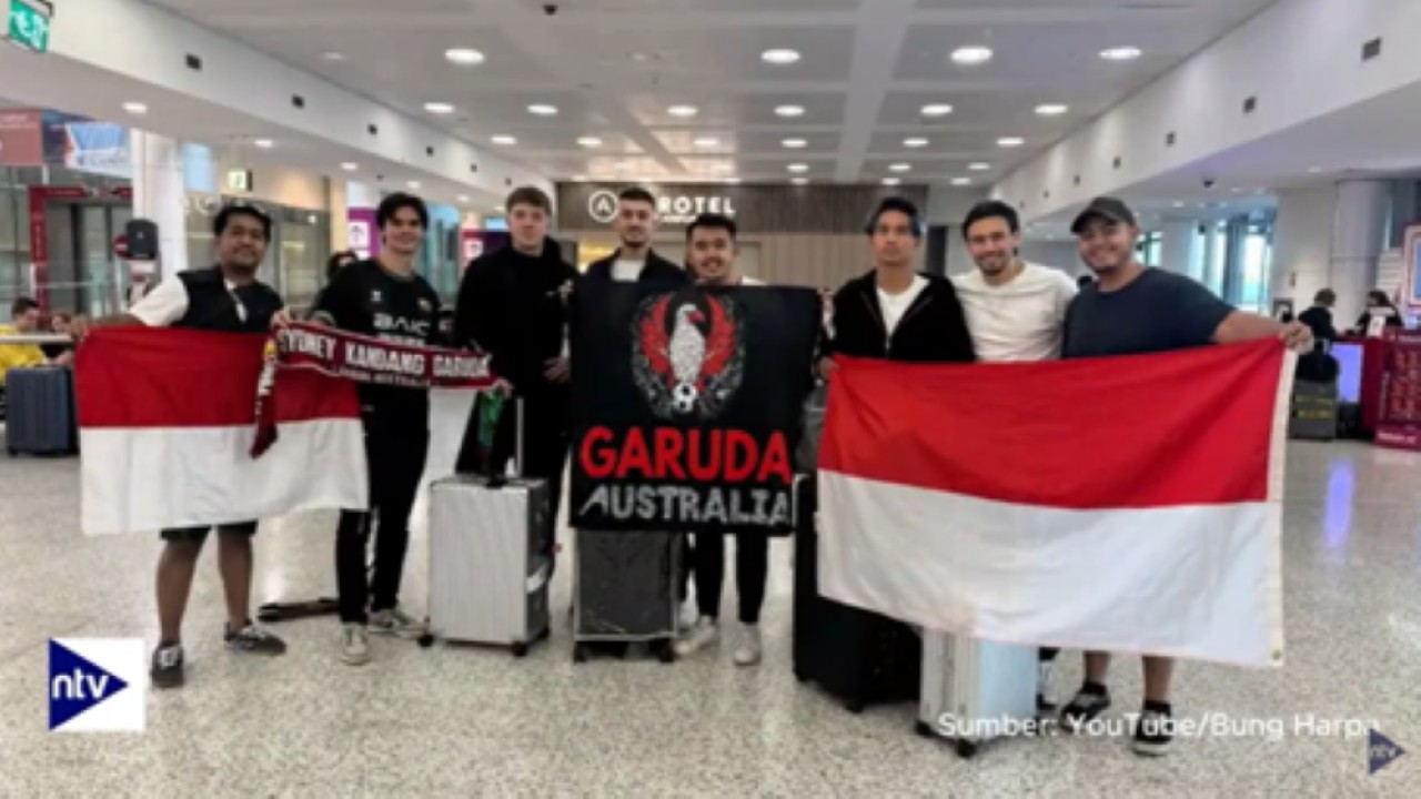 Ole Romeny dan para pemain 'rombongan London' yakni Marselino Ferdinan, Ivar Jenner dan Nathan Tjoe-A-On  tiba Bandara Internasional Kingsford Smith Sydney, Australia