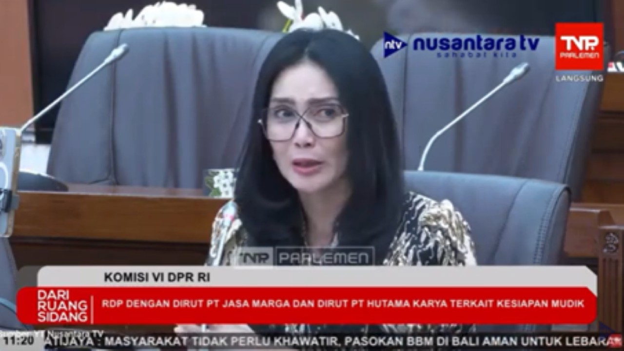 Rieke Diah Pitaloka atau Oneng menahan tangis kala berbicara dalam RDP Komisi VI DPR RI dengan Dirut PT Jasa Marga dan Dirut PT Hutama Karya terkait kesiapan mudik