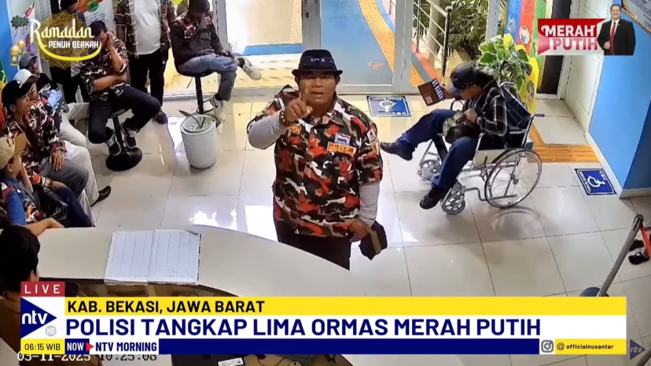 Anggota ormas Merah Putih membuat onar setelah permintaannya untuk bertemu dengan Kepala Dinas Kesehatan Kabupaten Bekasi ditolak.