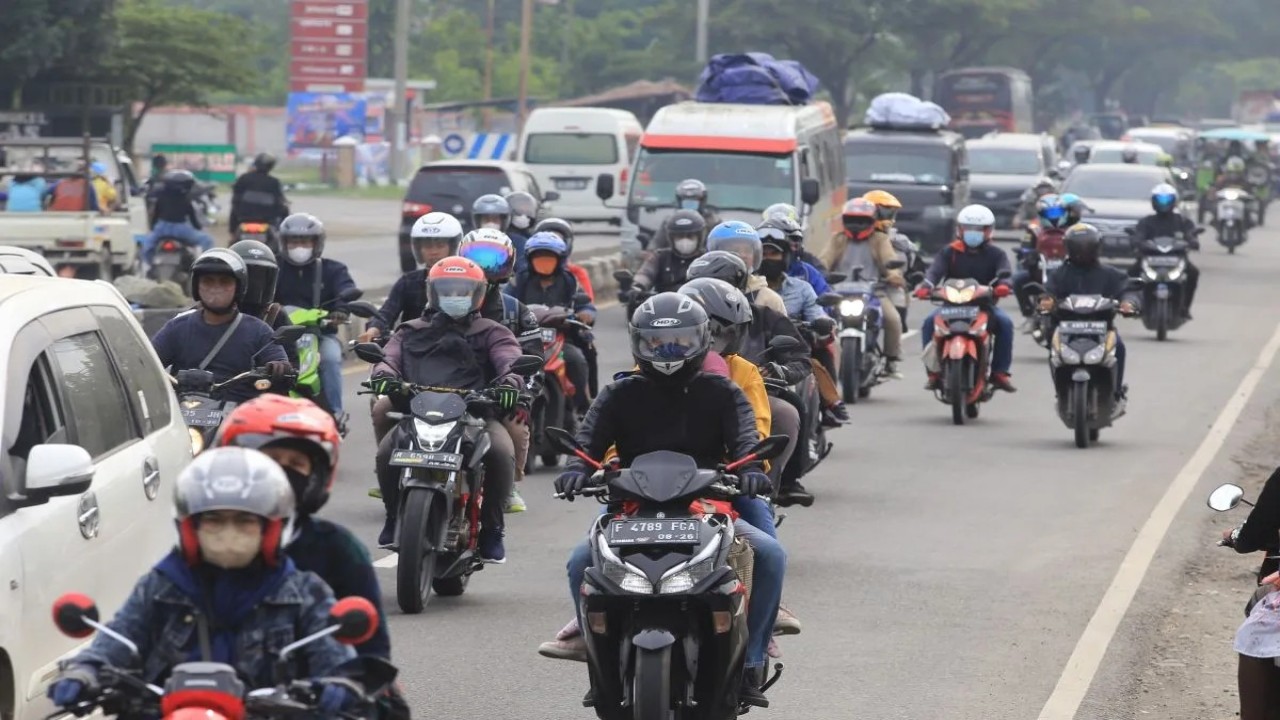 Ilustrasi. Pemudik lebaran melintas di jalur Pantura Lohbener, Indramayu, Jawa Barat. (Foto: ANTARA FOTO/Dedhez Anggara/nym)