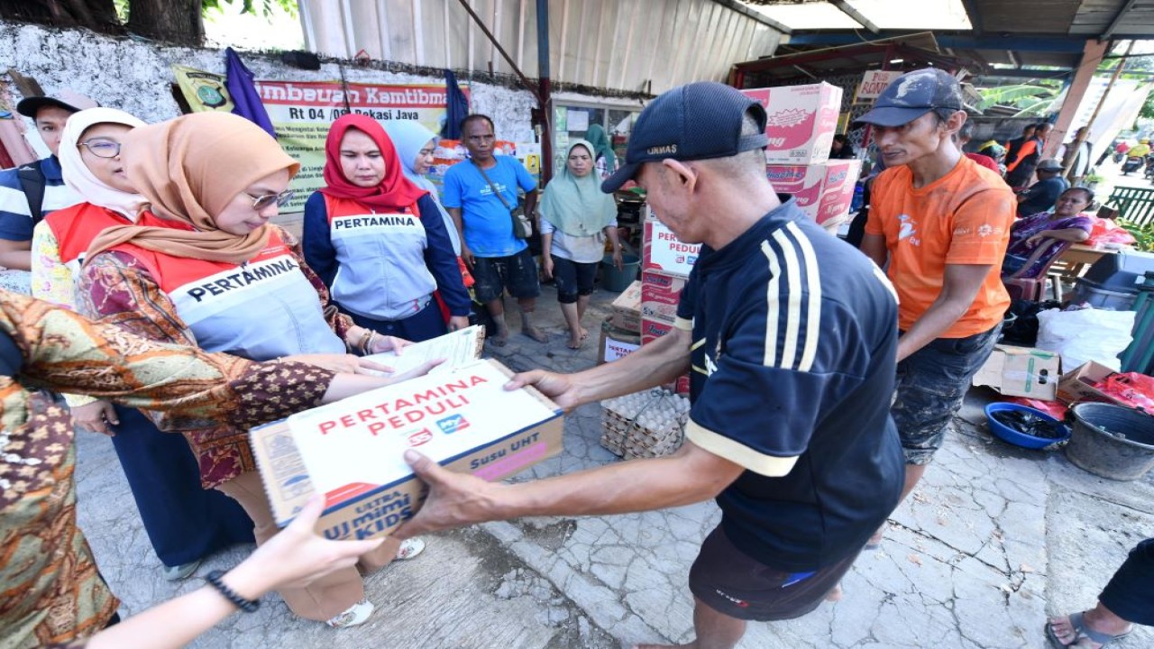 Pertamina Group menurunkan puluhan relawan Perwira Pertamina Peduli untuk membantu melalui posko banjir Badan Penanggulangan Bencana Daerah (BPBD) Kota Bekasi/Foto: Istimewa