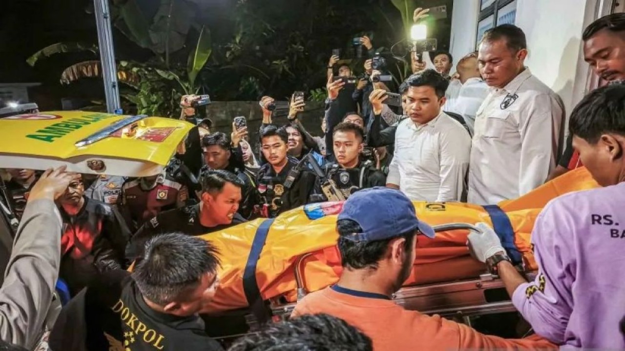 Petugas menurunkan jenazah anggota Polri yang tewas tertembak saat melakukan penggerebekan judi sabung ayam, setibanya di RS Bhayangkara Polda Lampung, Lampung, Selasa (18/3/2025). (Foto: ANTARA FOTO/Dian Hadiyatna/nym)