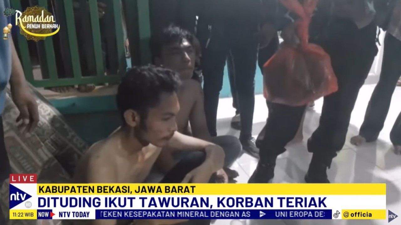 Dua pria yang mengaku polisi ditangkap dan dihajar massa.