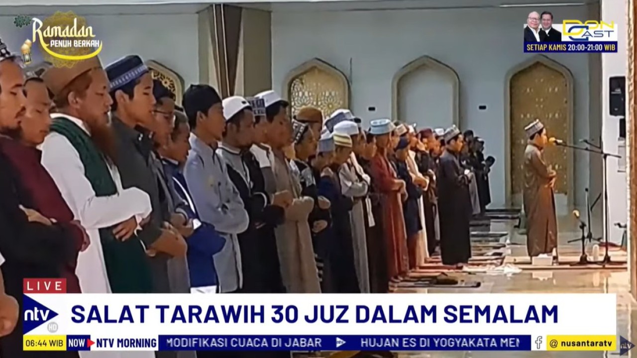 Masjid di Pondok Pesantren Al-Fatah Temboro dipenuhi jamaah yang mengikuti salat tarawih.