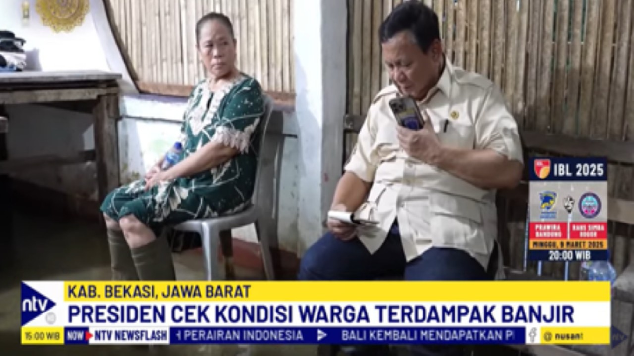 Presiden Prabowo Subianto menelepon sejumlah pejabat saat mengecek banjir di Bekasi