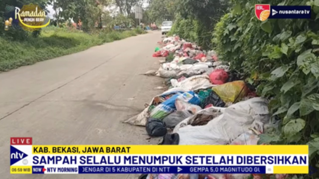 Sampah liar yang dibuang sembarangan berserakkan di ruas Jalan Kong Isah, Desa Sriamur, Tambun Utara, Kabupaten Bekasi Jawa Barat.