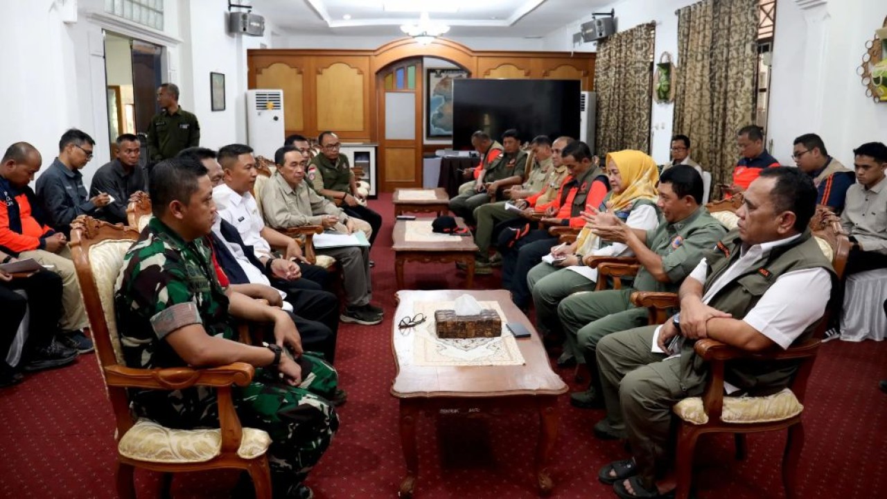 Kepala BNPB saat memimpin rapat di Pendopo Pelabuhan Ratu, Sukabumi, Jawa Barat, pada Sabtu (8/3/2025). (Foto: Bidang Komunikasi Kebencanaan/Dume Harjuti Sinaga)