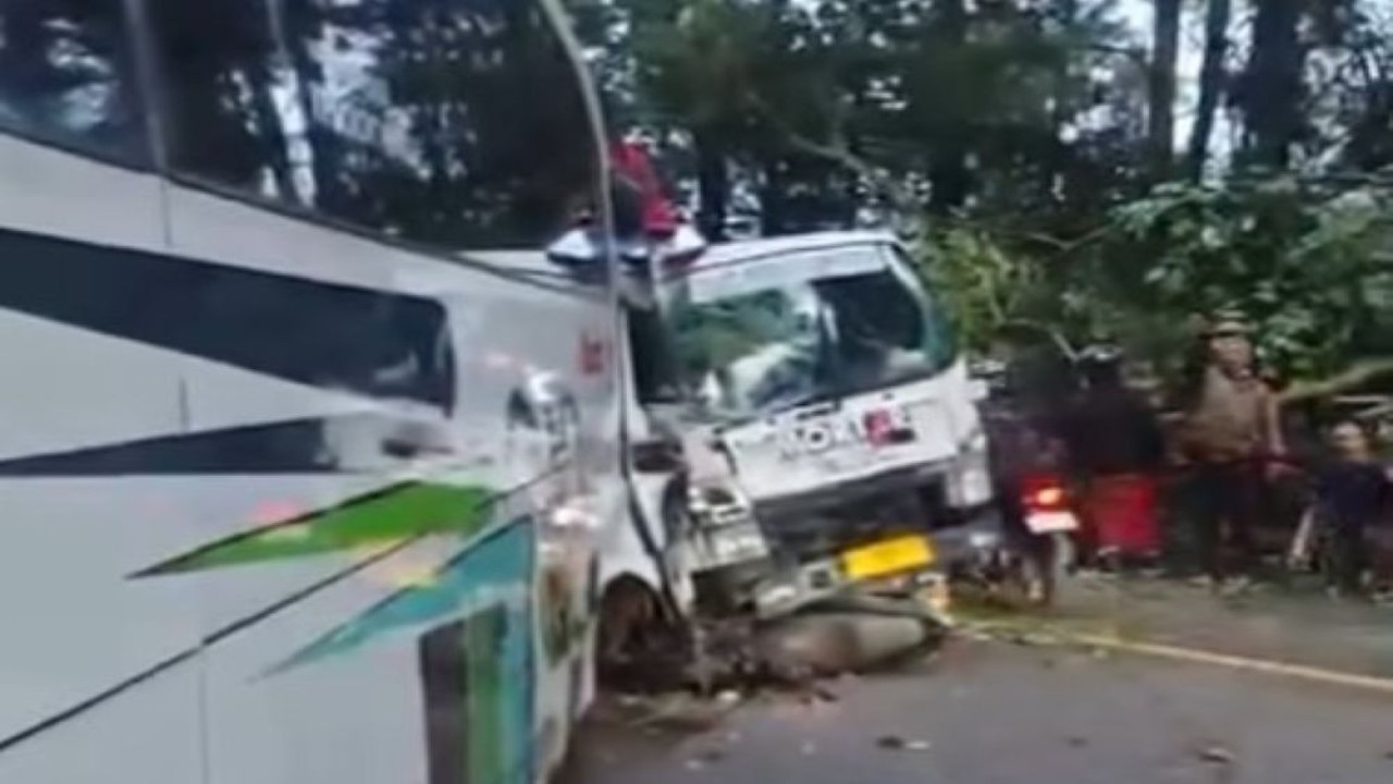 Kecelakaan terjadi di jalur Puncak Cipanas, Kabupaten Cianjur, Jawa Barat, Sabtu (15/3/2025). (Foto: Tangkapan layar Instagram @infojawabarat)