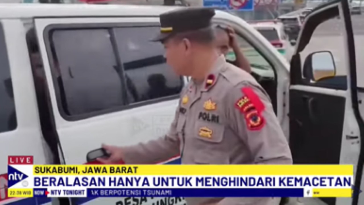 Polisi menghentikan sebuah ambulans yang sedang membawa satu keluarga hendak berwisata