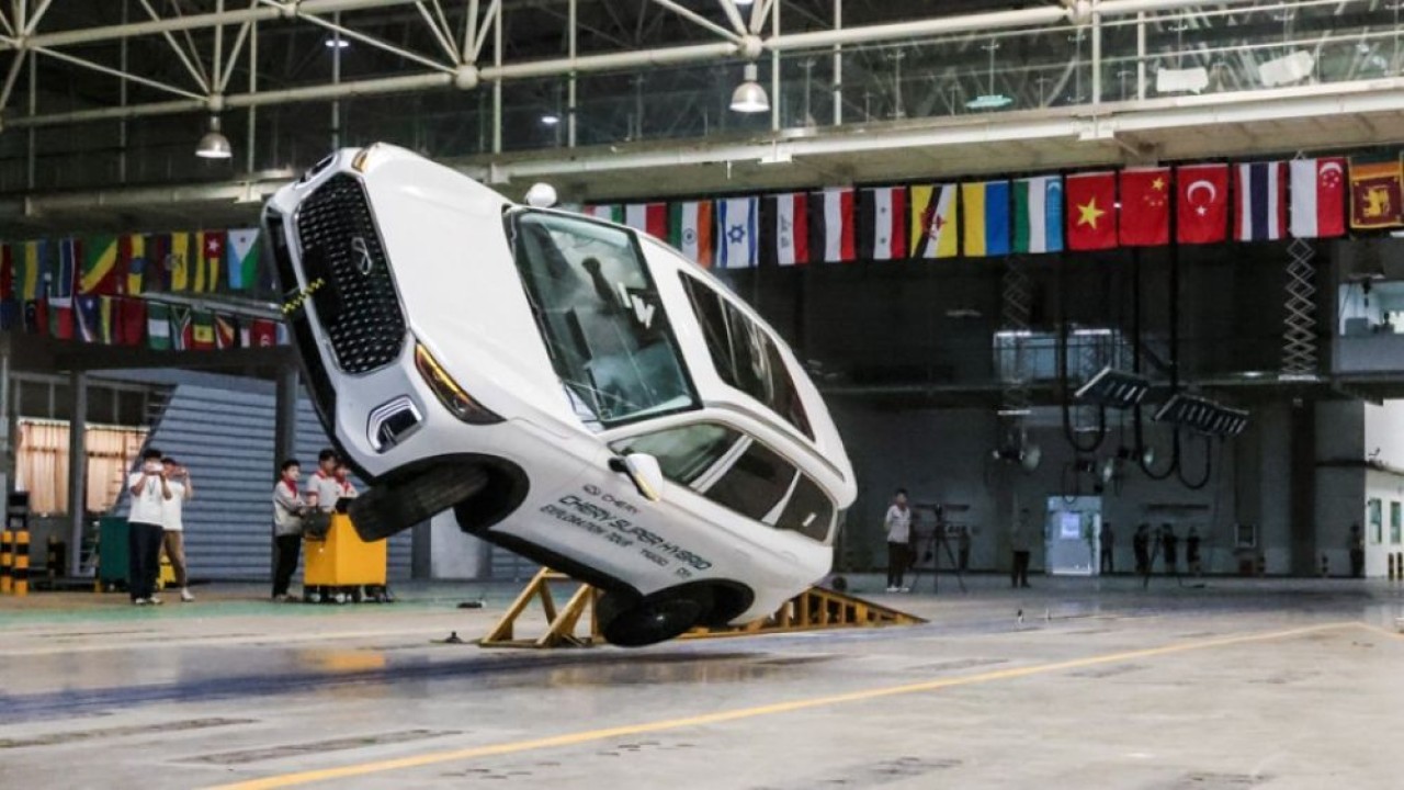 Chery TIGGO 9 CSH membuktikan ketangguhan melalui uji tabrakan frontal dan rollover ekstrem. (Foto: Istimewa)