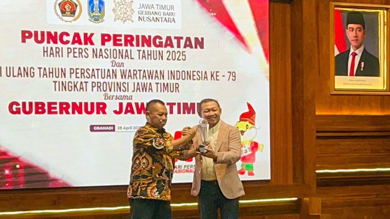 Pemred Beritajatim.com Dwi Eko Lokononto dinobatkan sebagai Tokoh Pers 2025. (Foto: Persatuan Wartawan Indonesia Jawa Timur)