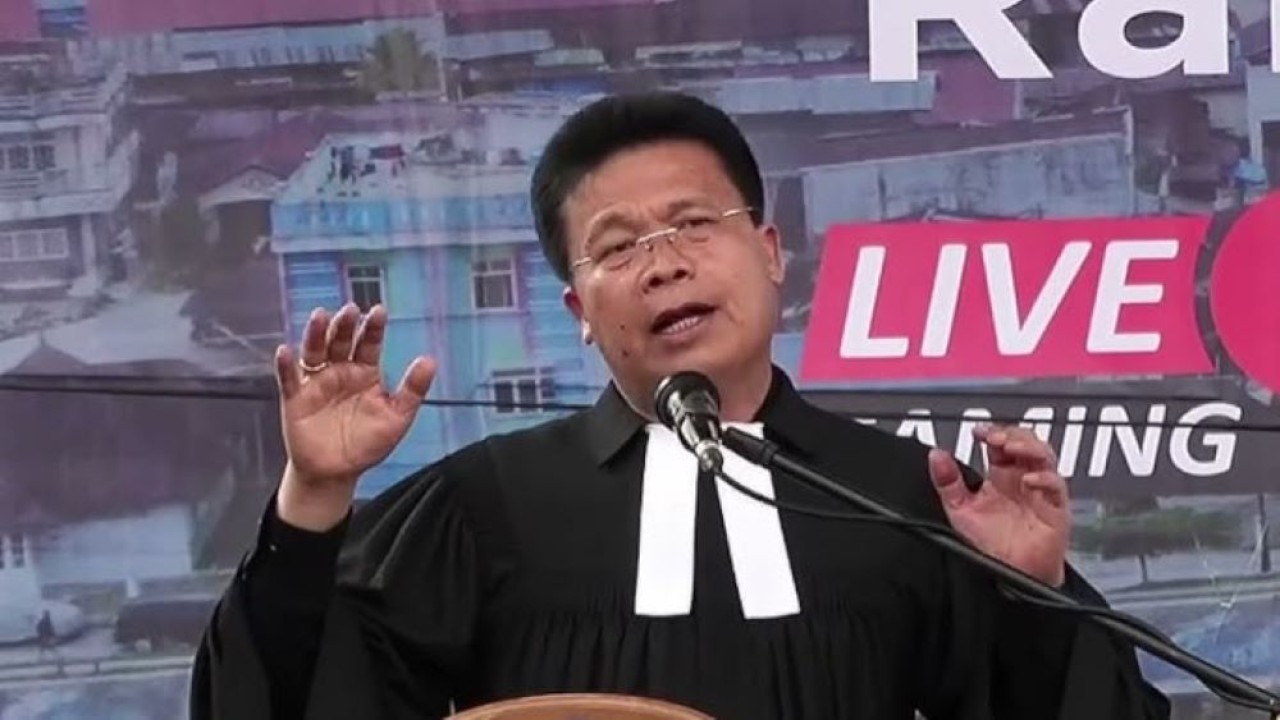 Ephorus HKBP Pdt Victor Tinambunan menyampaikan khotbah pada Ibadah "HKBP Peduli Tano Batak" di Stadion Mini Tarutung