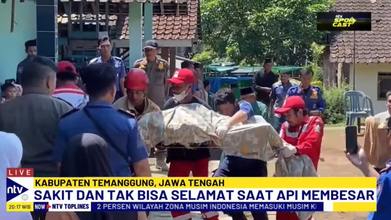 Petugas pemadam kebakaran mengevakuasi jenazah kakek tewas terpanggang di Kabupaten Temanggung, Jawa Tengah.