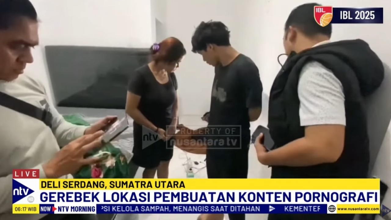 Polisi menggerebek rumah kos produksi konten pornografi.