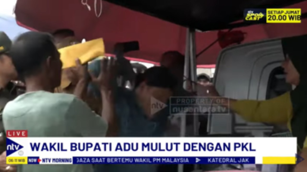 Penertiban PKL di Tulang Bawang, Lampung diwarnai kericuhan karena para pedagang bersikeras tak mau dipindahkan