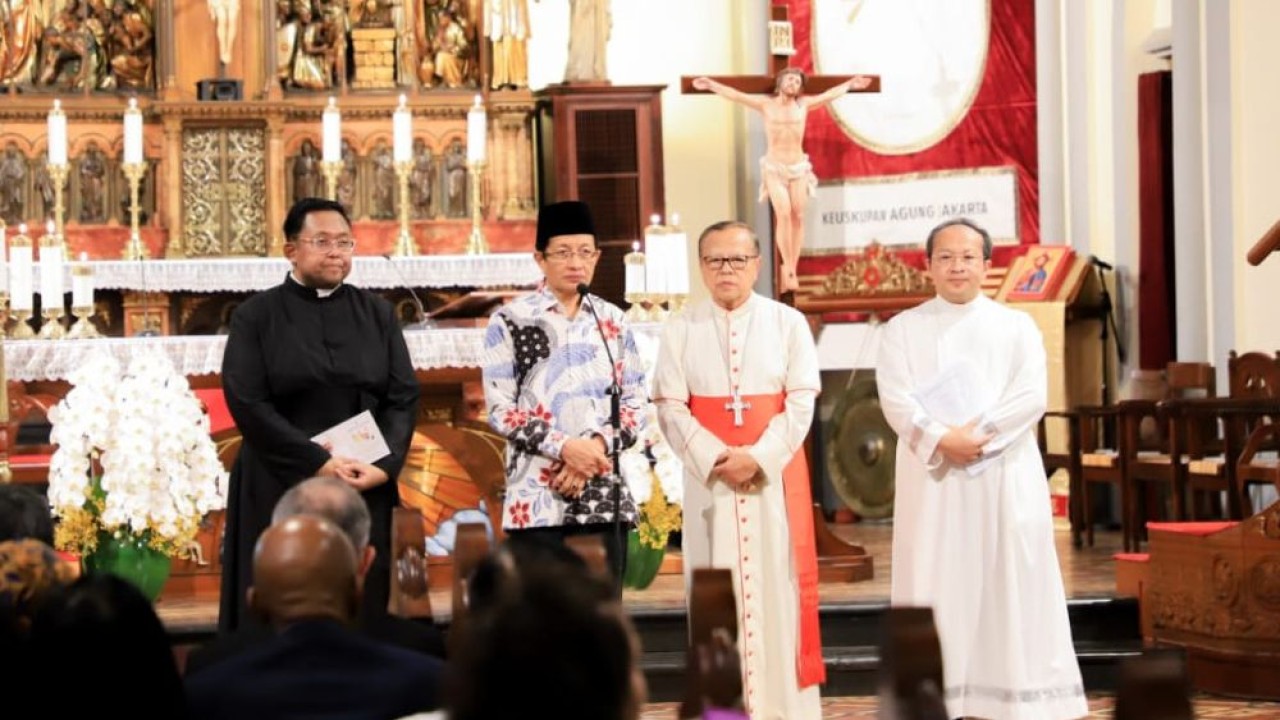 Menag Nasaruddin Umar menyampaikan sambutan sebelum pelaksanaan Misa Requiem Paus Fransiskus di Gereja Katedral Jakarta, Kamis (24/4/2025). (Foto: Istimewa/Kemenag)