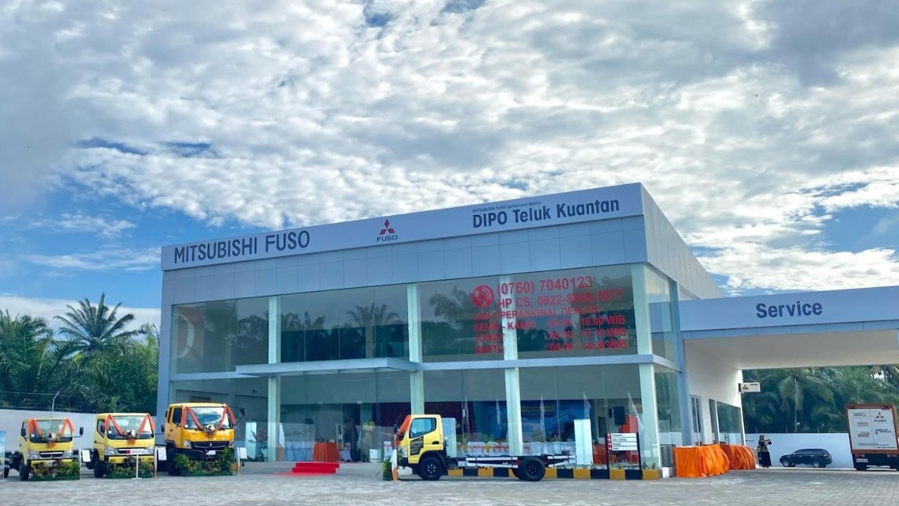 PT Krama Yudha Tiga Berlian Motors (KTB) bersama PT DIPO Internasional Pahala Otomotif meresmikan diler baru di Teluk Kuantan, Provinsi Riau. (Foto: Istimewa)