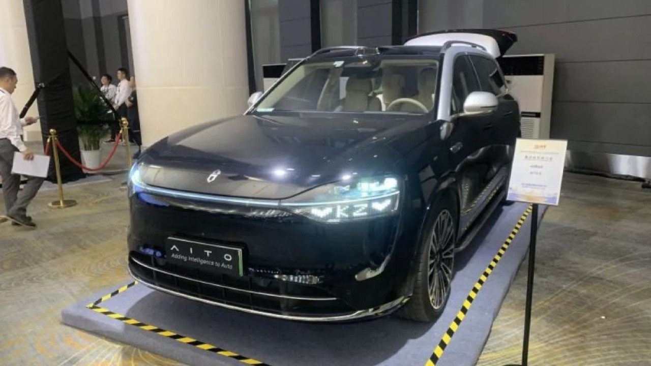 Mobil Aiito dipamerkan pada Ekonomi dan Promosi Perdagangan yang berlangsung pada hari kedua di dekat Hotel Yozhu State Guest Hotel tempat delegasi menginap, Senin (21/4/2025). (Foto: ANTARA FOTO/Agus Setiawan)
