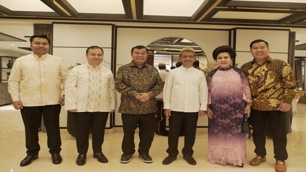 Presiden Komisaris NT Corporation Nurdin Tampubolon bersama keluarga bersilaturahmi dengan Menteri ESDM Bahlil Lahadalia pada momen Idul Fitri 1446 Hijriah
