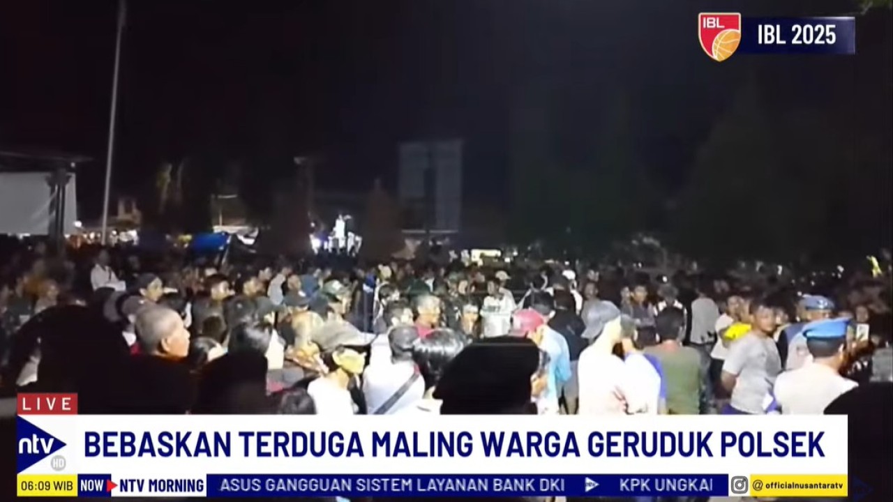 Ratusan warga dari Desa Amis, Kecamatan Cikedung, Kabupaten Indramayu, Jawa Barat, mendatangi Mapolsek Cikedung pada Rabu (9/4/2025) malam.