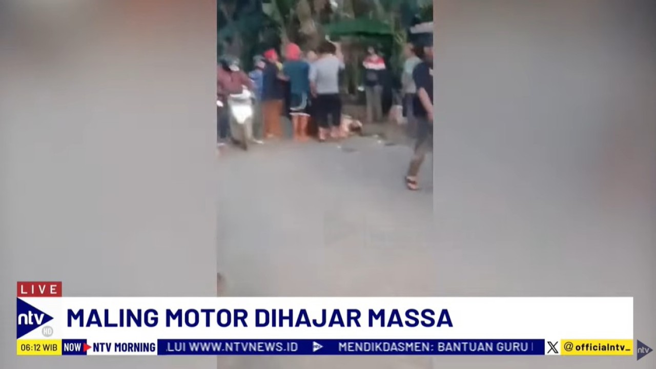 Pelaku pencurian motor dihajar massa.