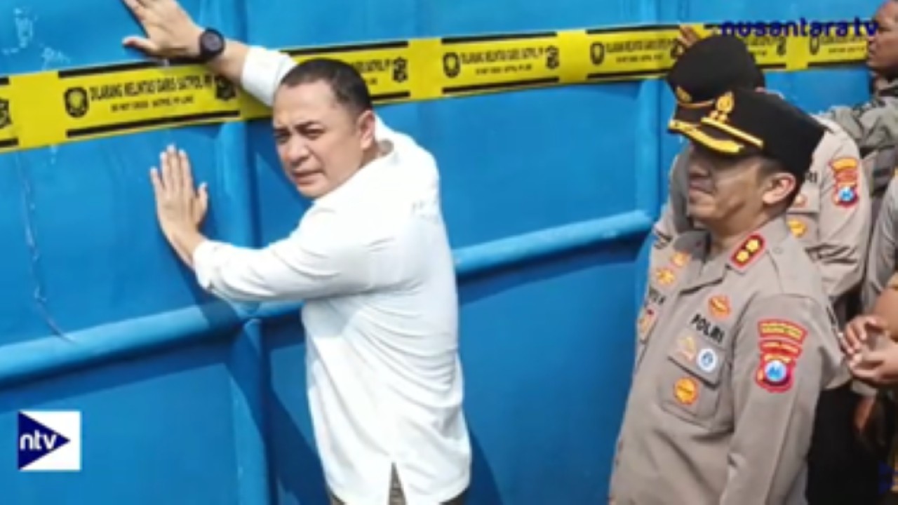 Wali Kota Surabaya, Eri Cahyadi menyegel Gudang CV Sentosa Seal milik Jan Hwa Diana