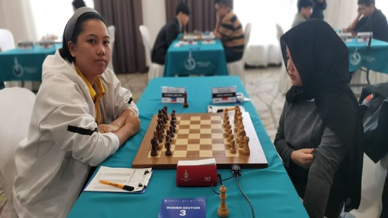 Shafira Devi Herfesa (kanan) vs GMW Janelle May Frayna pada babak kedua Asian Chess Championship Zone 3.3 di Mongolia yang sekaligus Kualifikasi ke Piala Dunia Catur/ist