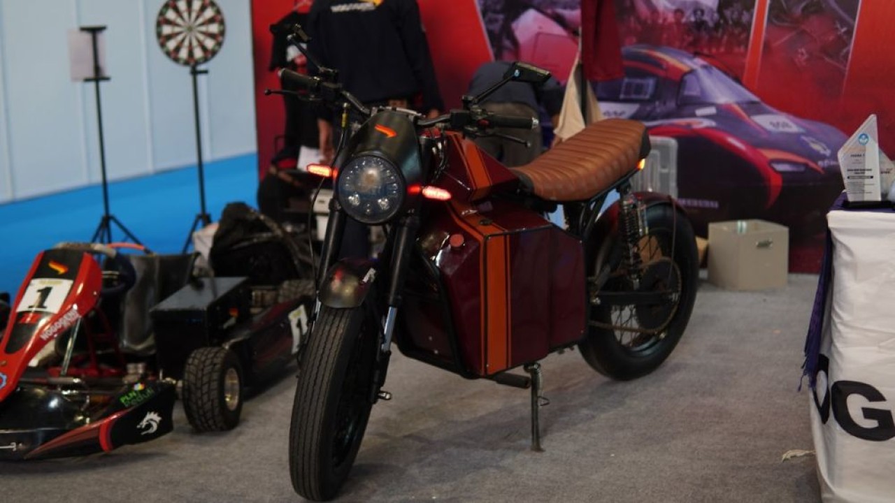 Tim Nogogeni menghadirkan motor listrik NG 5000 dan gokart listrik di PEVS 2025. (Foto: Istimewa/Adiantoro/NTV)