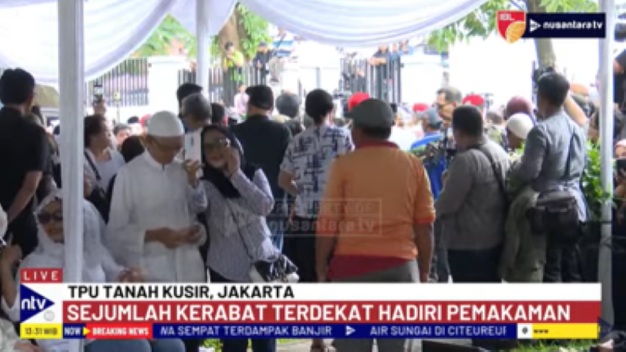 Kerabat, para tokoh dan pelayat memadati lokasi pemakaman Titiek Puspa di TPU Tanah Kusir, Jakarta Selatan