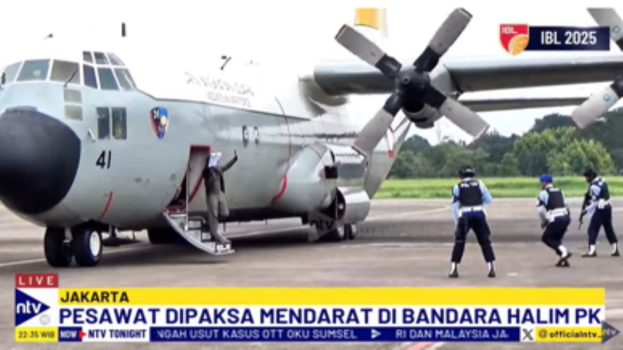 Pasukan khusus TNI AU Kopasgat menangkap pilot dan kopilot pesawat asing yang memasuki wilayah Indonesia tanpa izin