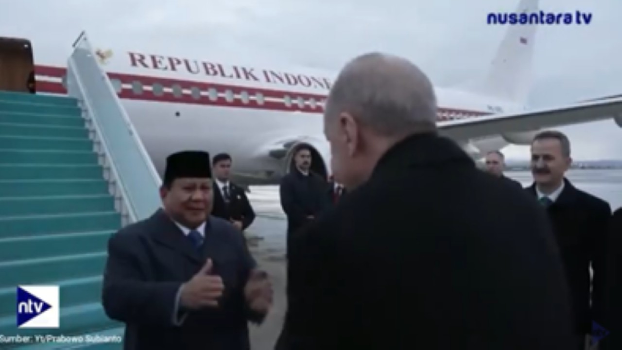Presiden Prabowo Subianto disambut langsung di bawah tangga pesawat oleh Presiden Turki Recep Tayyip Erdogan saat tiba di di Bandara Internasional Esenboga, Ankara, Turki, Rabu (9/4).