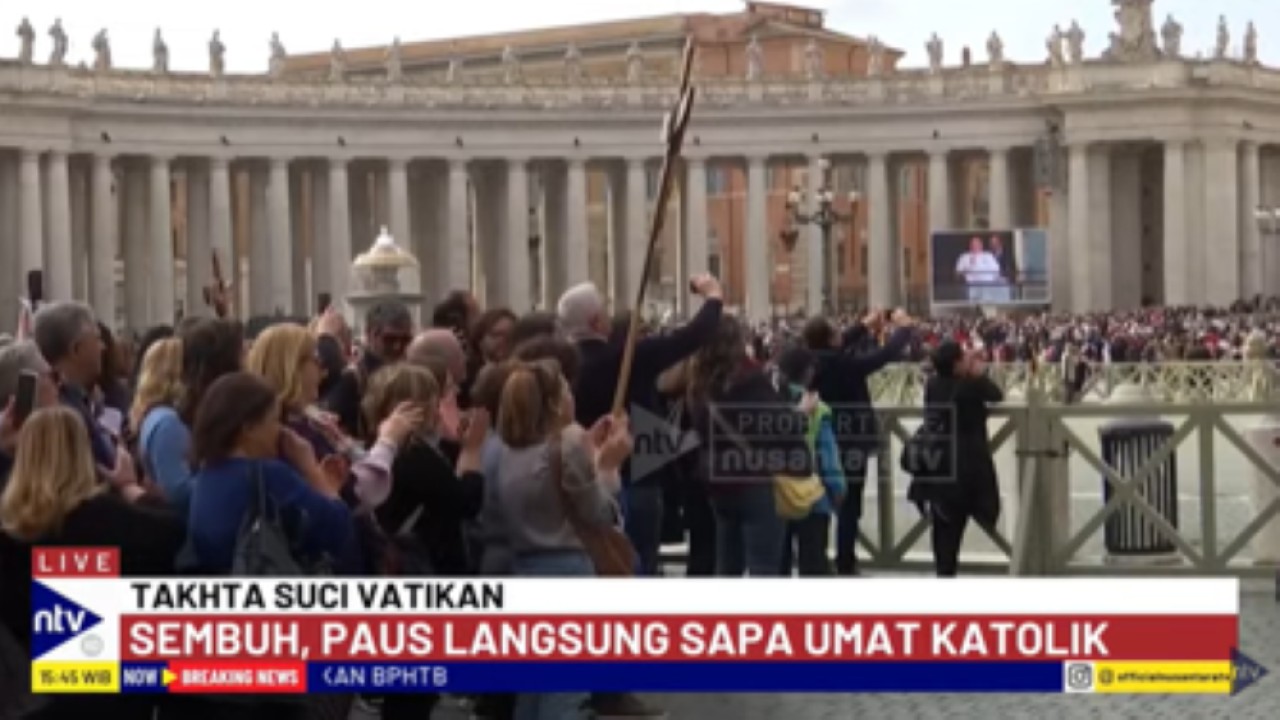 Umat Katolik memadati lapangan di depan Basilika Santo Petrus Kota Vatikan untuk melihat Paus Fransiskus yang baru saja keluar dari rumah sakit setelah sempat dirawat selama beberapa hari
