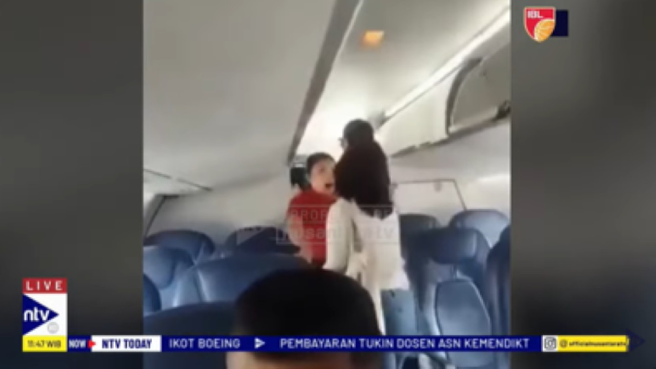 Anggota DPRD Sumut, Megawati Zebua (memakai baju putih) terlibat cekcok dan diduga mencekik pramugari Wings Air